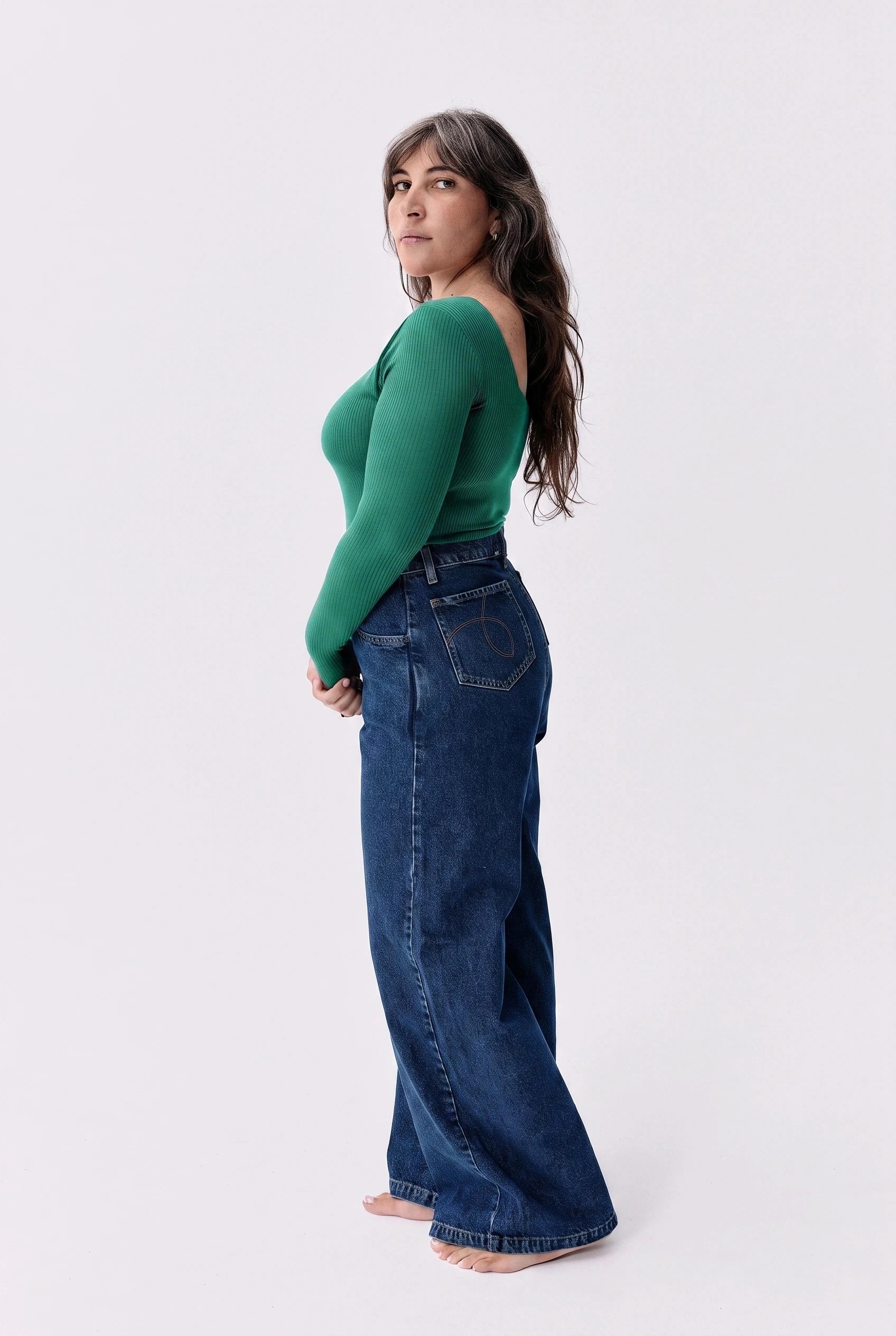 Body Céline vert sapin Maline Bodywear porté avec un jean large