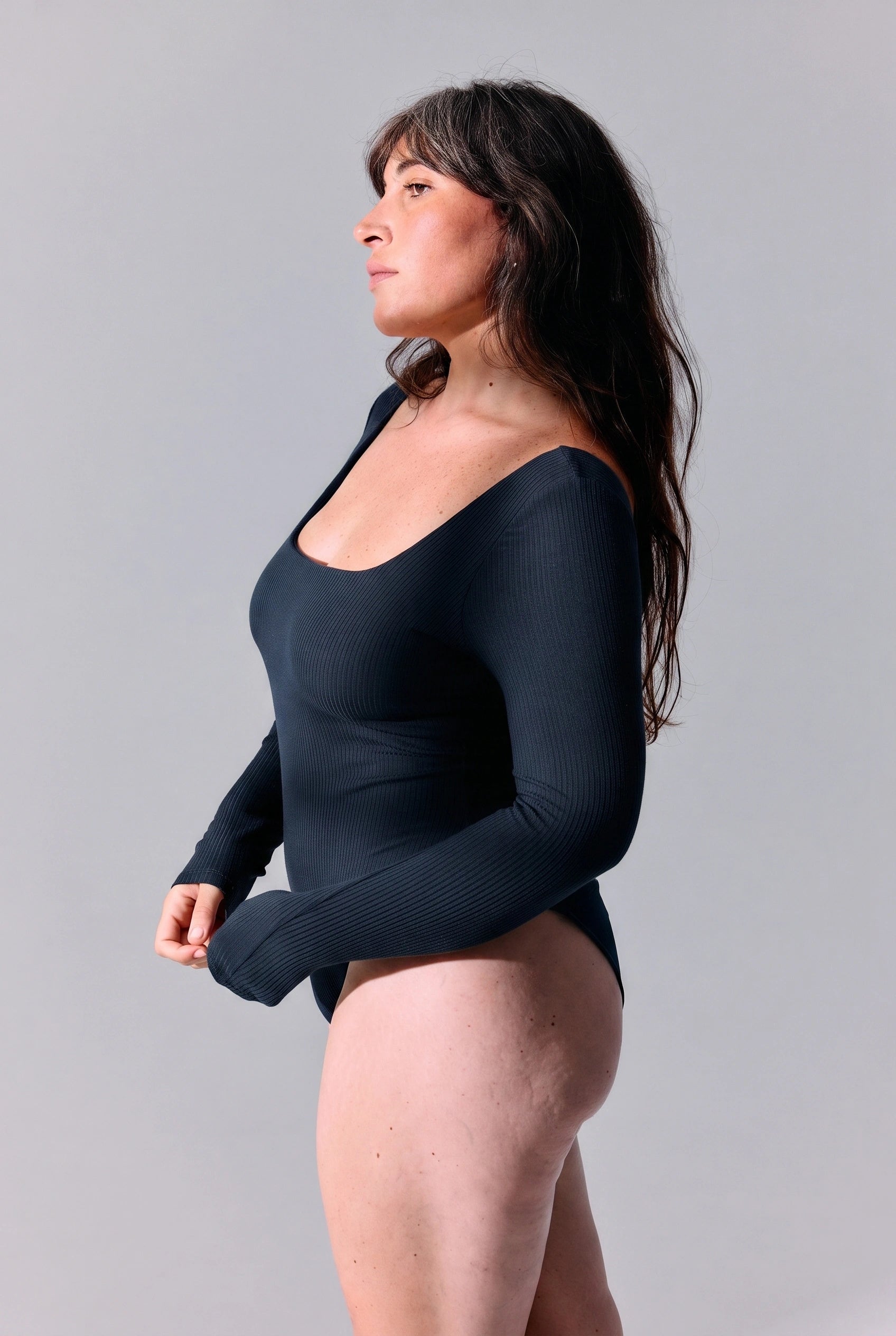 Body Flora bleu marine à brassière intégrée Maline Bodywear, vue de profil portée avec un pantalon