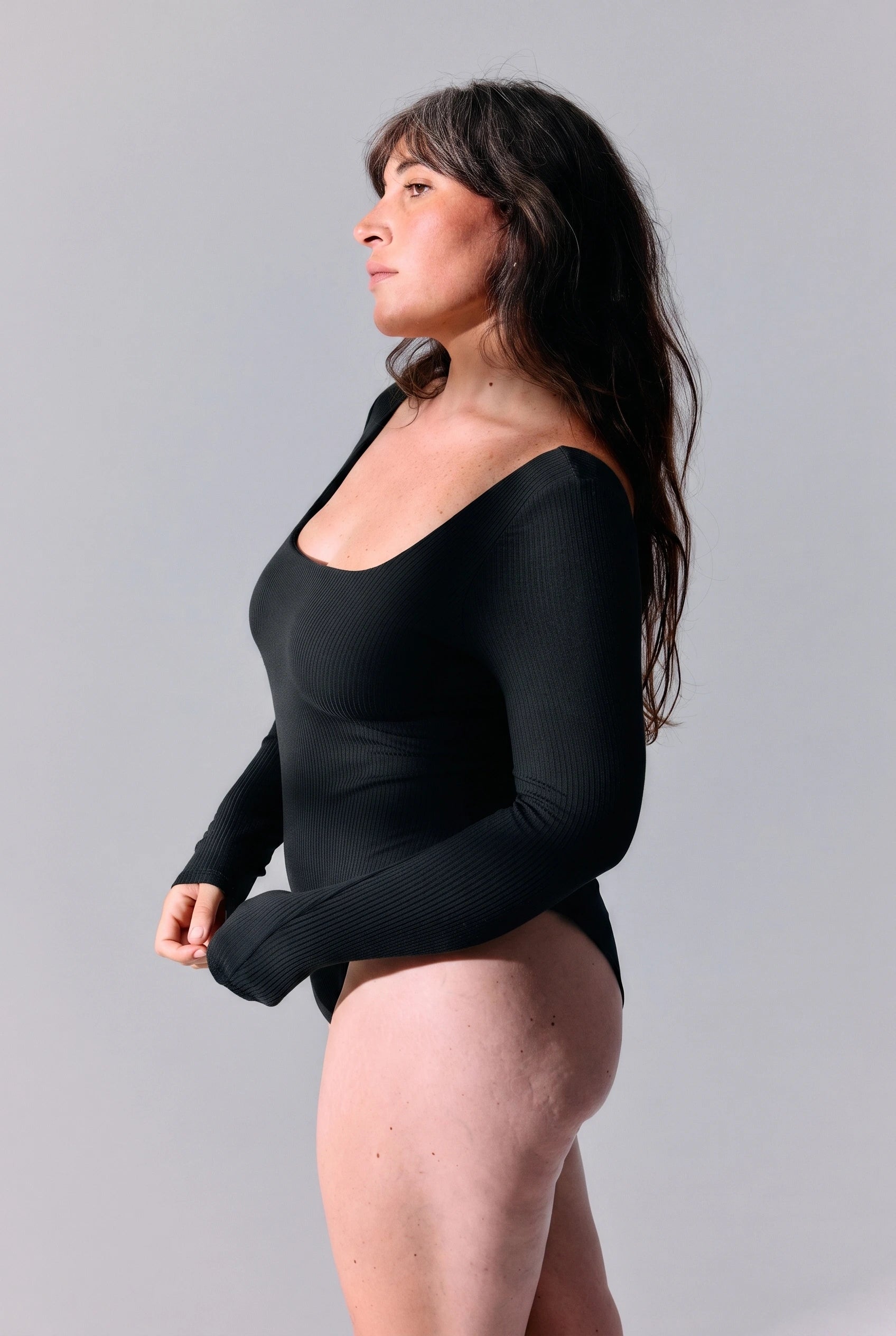 Body Flora noir à brassière intégrée Maline Bodywear, vue de profil portée avec un pantalon