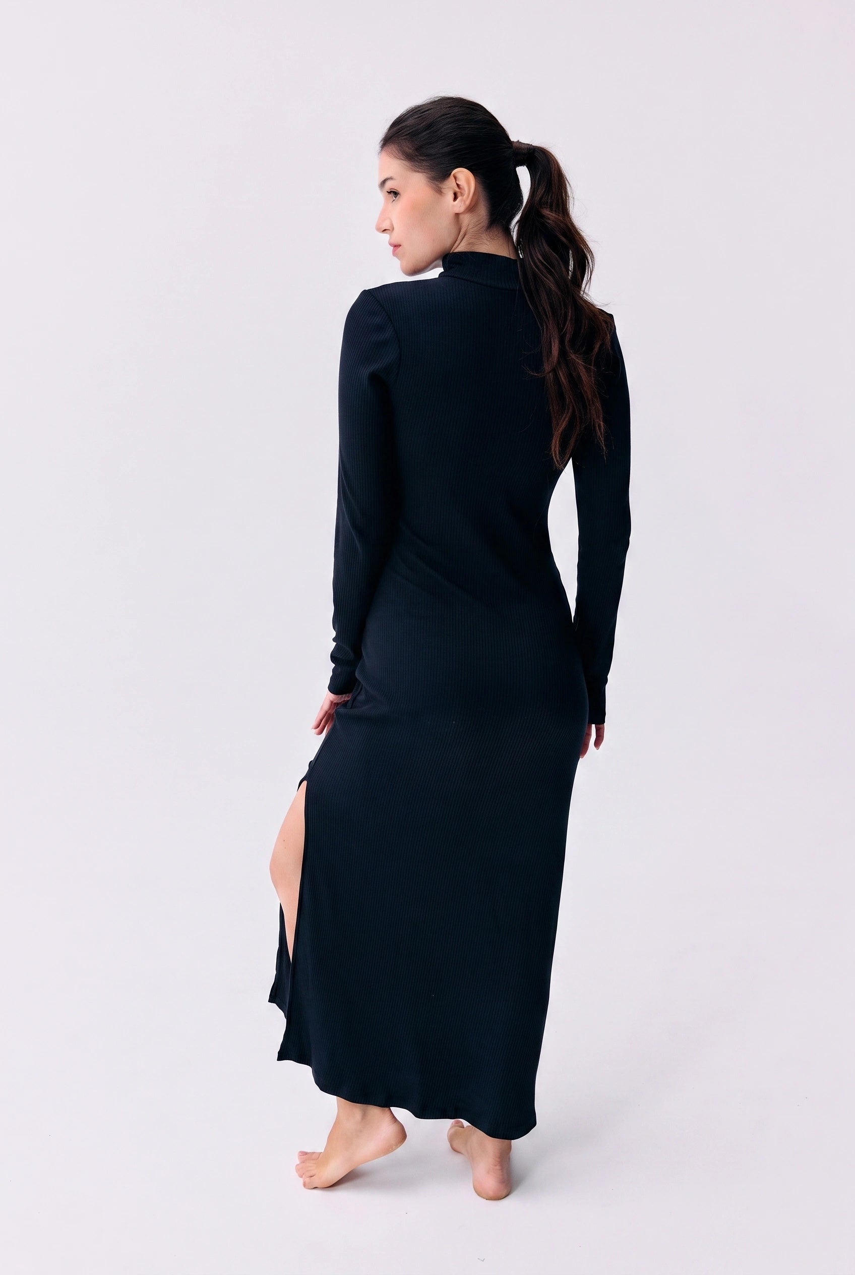 Robe Mina bleu marine Maline Bodywear, vue de dos avec la fente