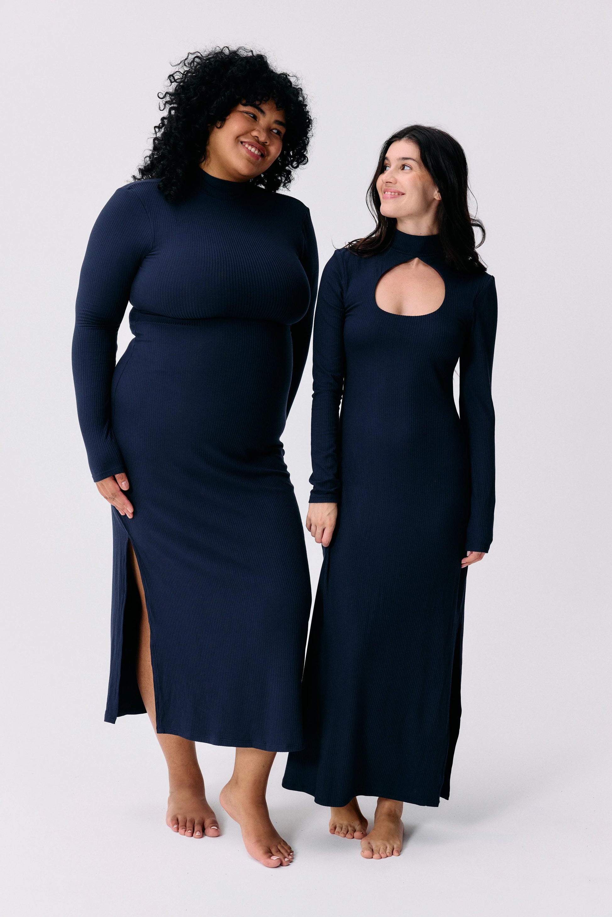 Robe Mina bleu marine Maline Bodywear, porté en look complet, collection Seconde Nature