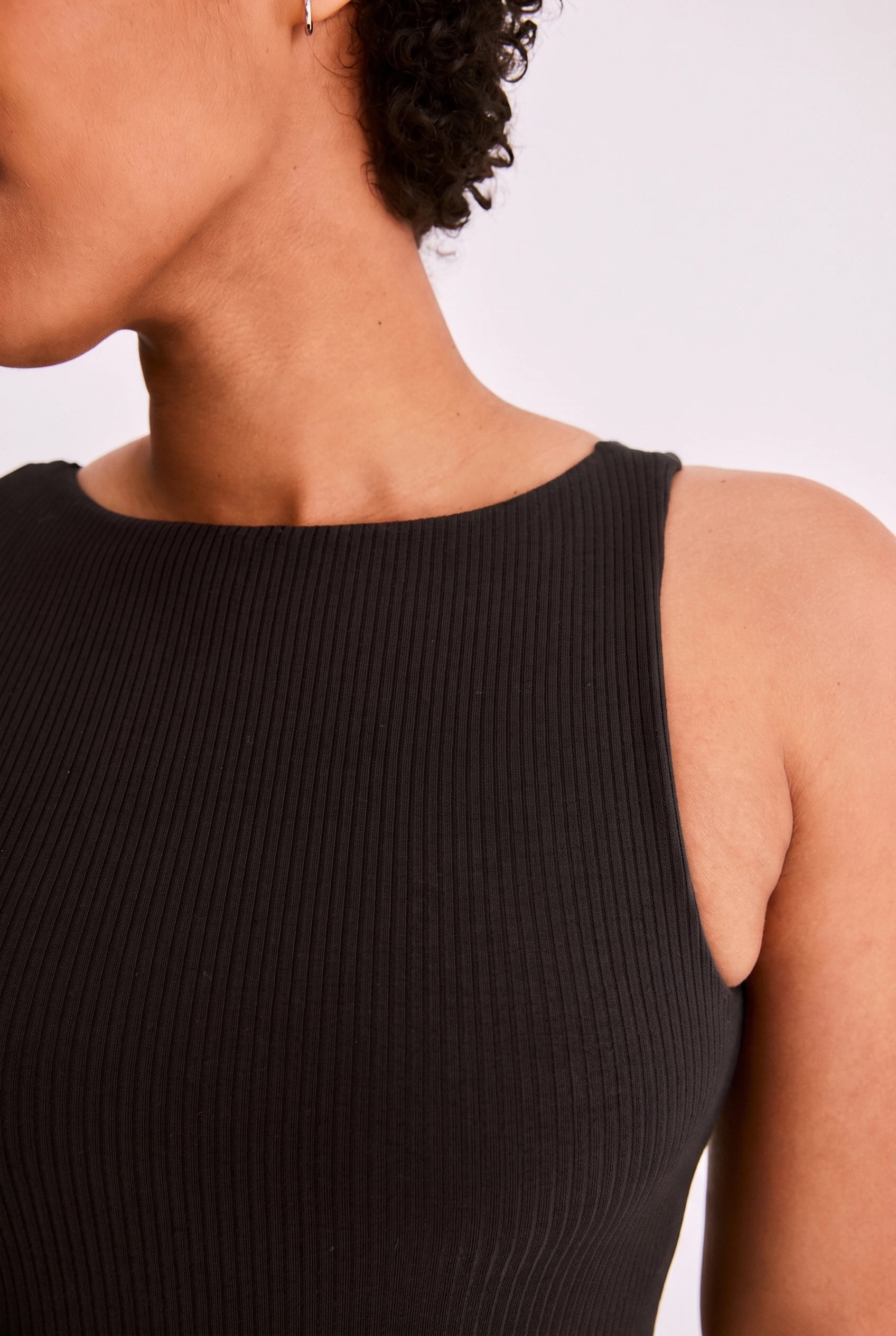 Détail de la maille côtelée et de l'épaule de la robe Nysa truffe Maline Bodywear