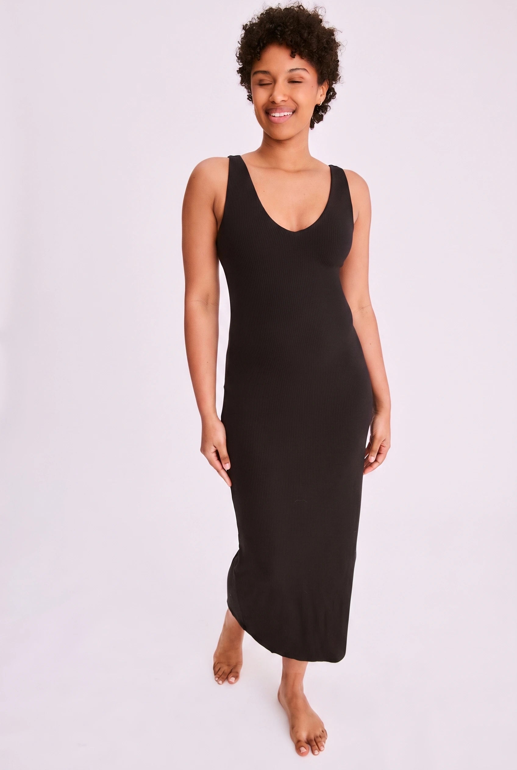 Robe Nysa truffe à brassière intégrée Maline Bodywear, portée avec le décolleté en V