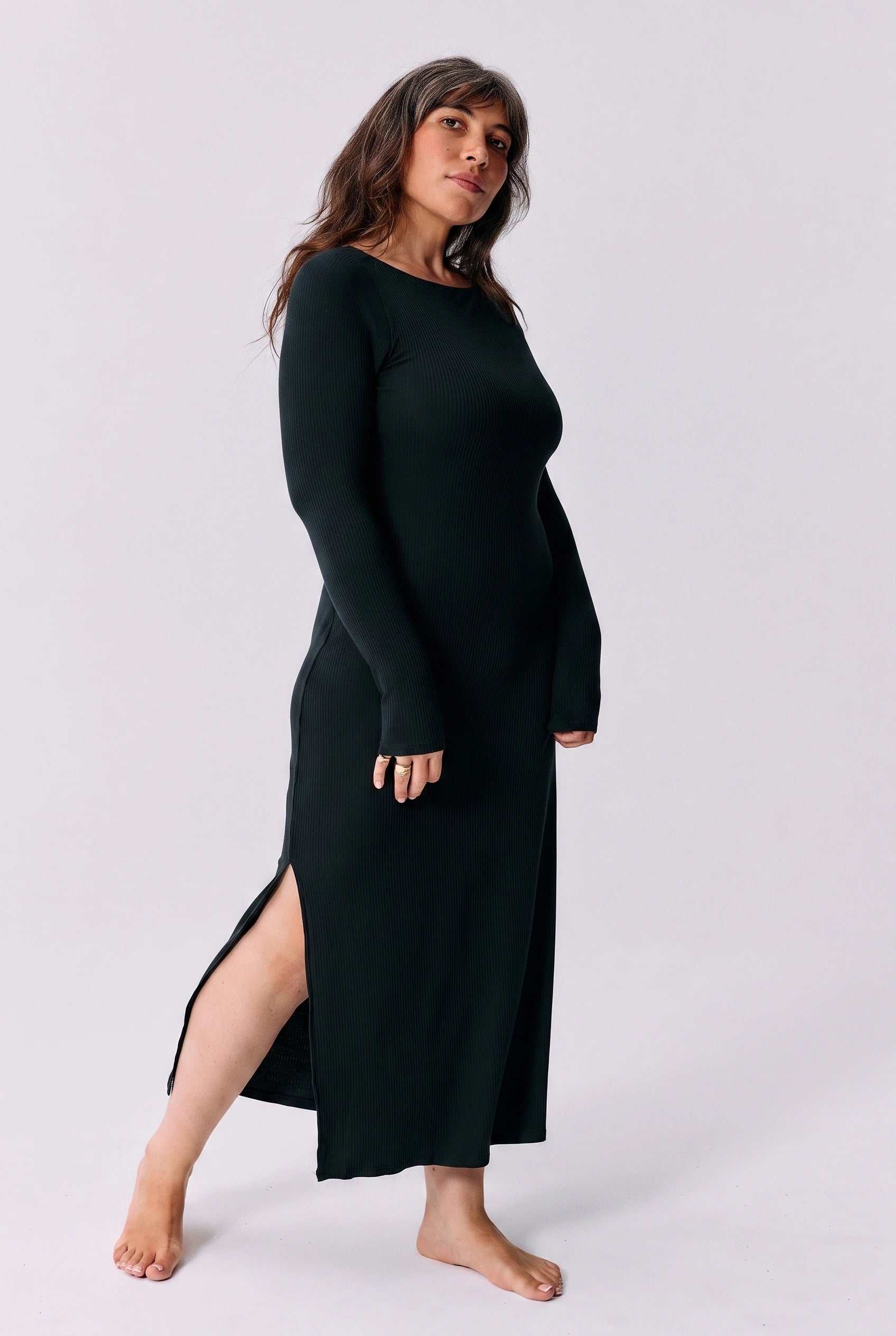 Robe Sélène noir Maline Bodywear, vue de profil avec la fente