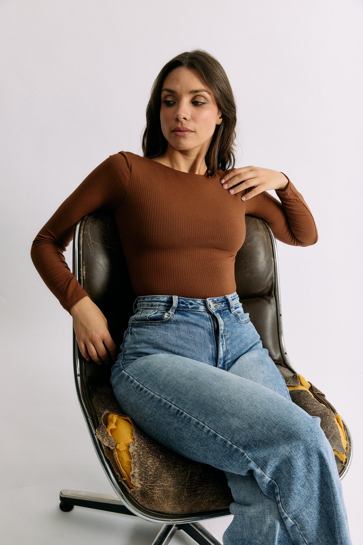 Top Isaure cannelle Maline Bodywear, vue de face avec jean collection Seconde Nature