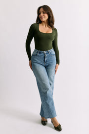 Top Isaure vert sylve Maline Bodywear, vue de face avec jean collection Seconde Nature