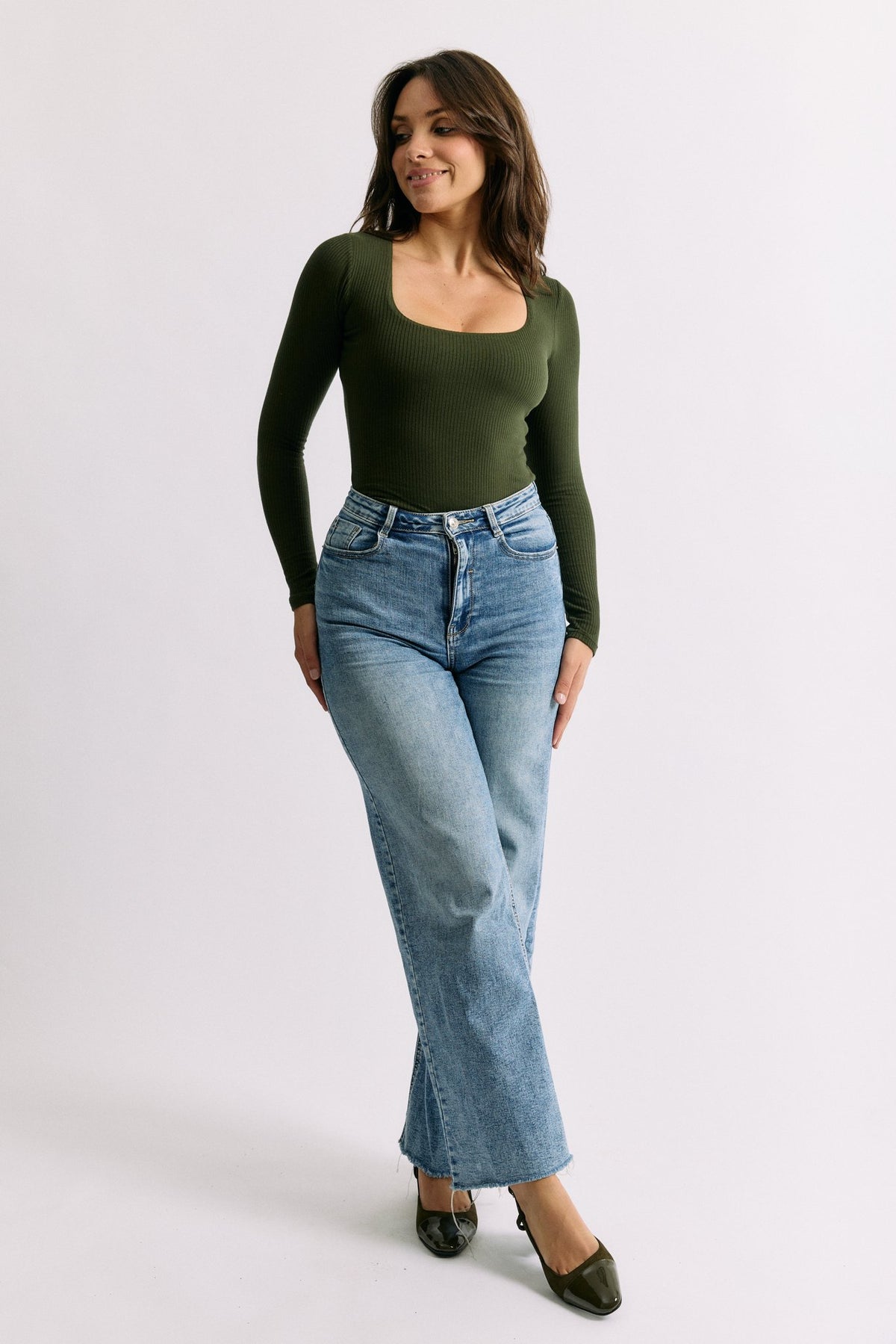 Top Isaure vert sylve Maline Bodywear, vue de face avec jean collection Seconde Nature