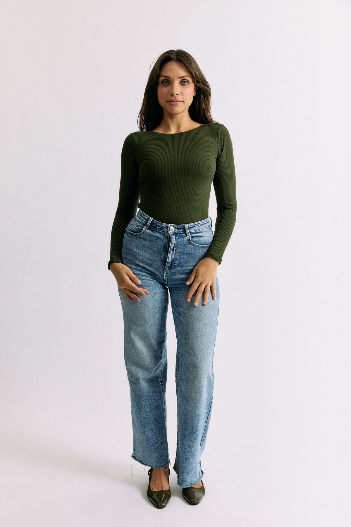 Top Isaure vert sylve Maline Bodywear, vue de face avec jean collection Seconde Nature