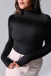 Détail du buste et du col roulé du top Léna noir Maline Bodywear