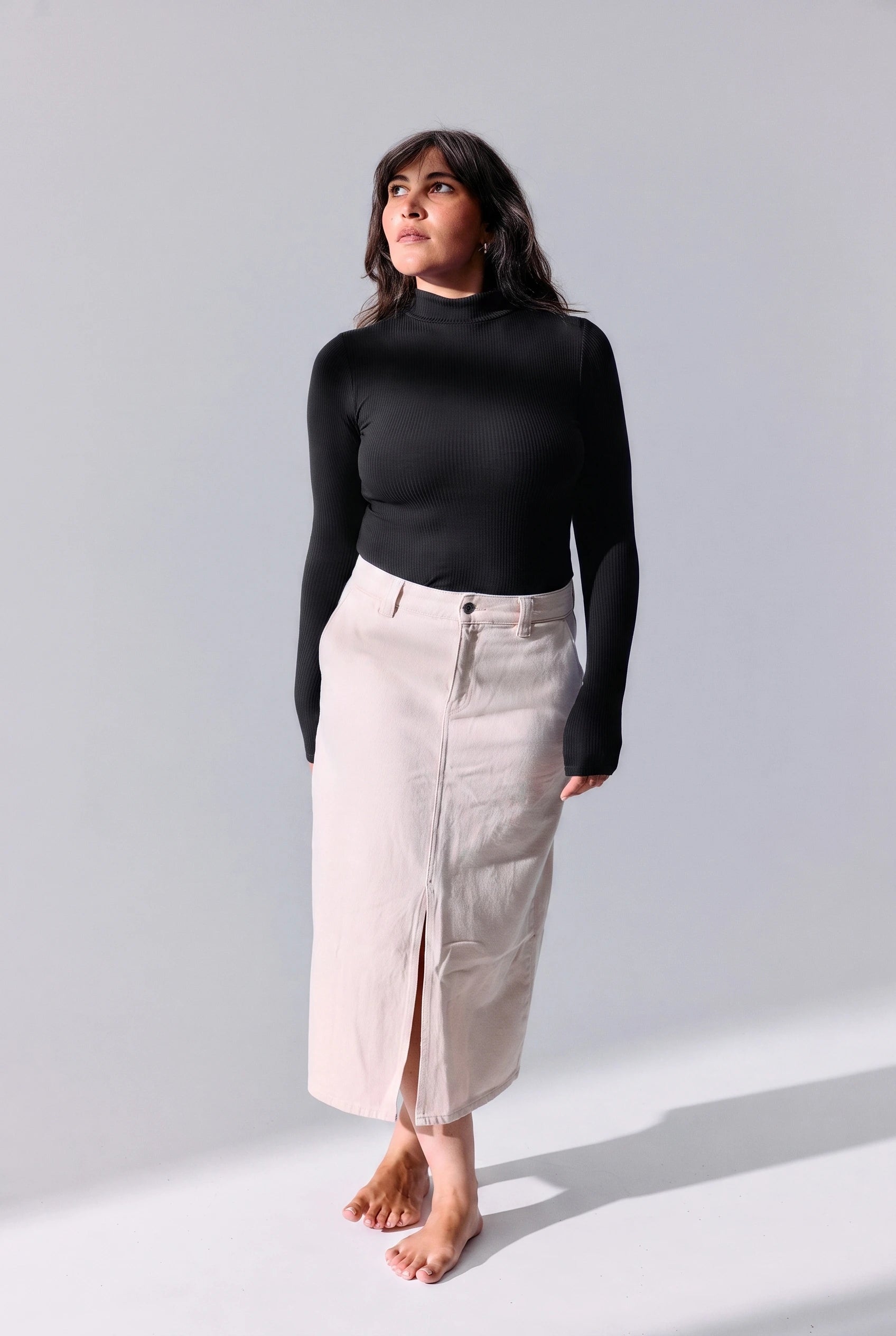 Top Léna noir Maline Bodywear porté avec une jupe longue écrue