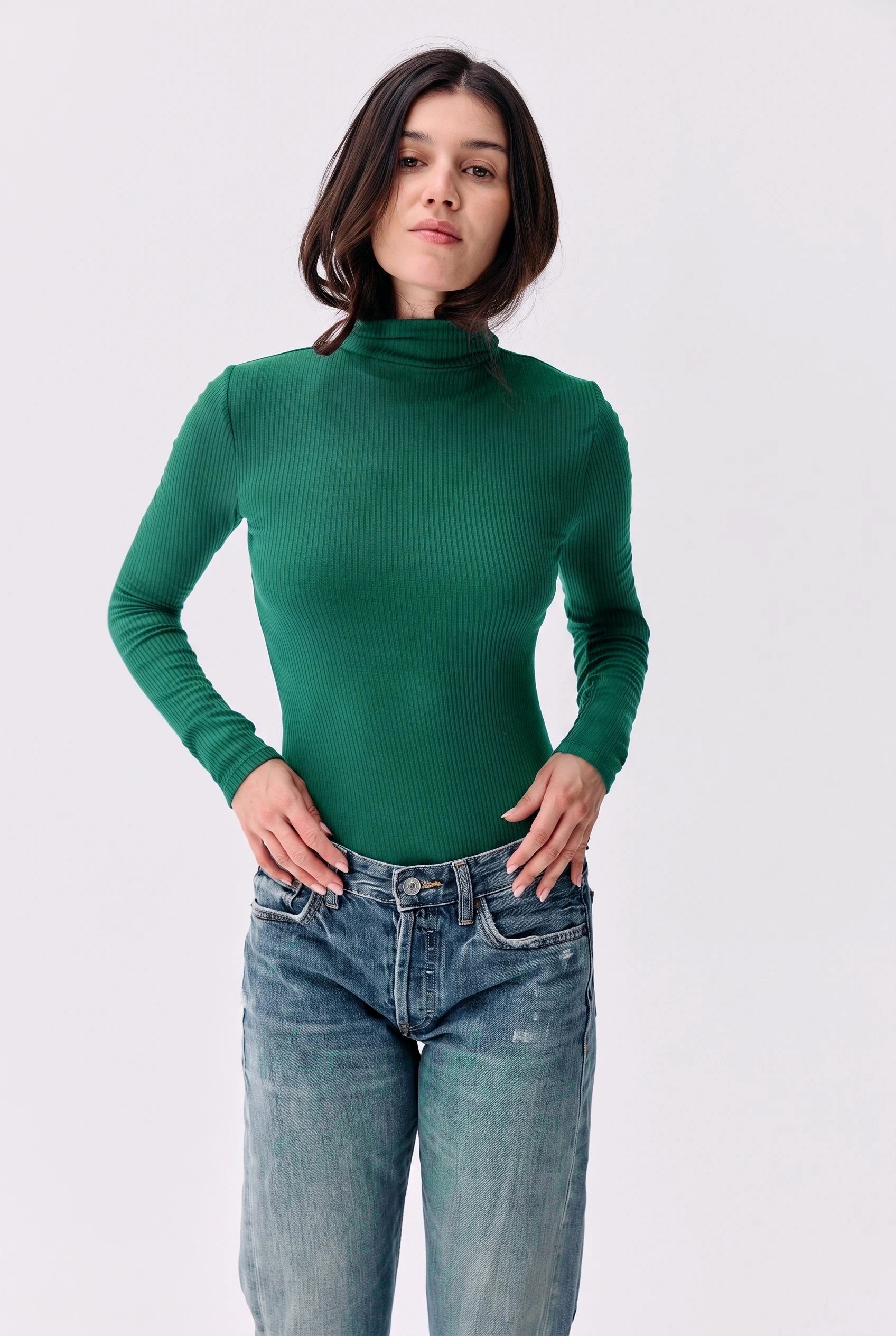 Top Léna vert sapin à col roulé Maline Bodywear, porté avec un jean